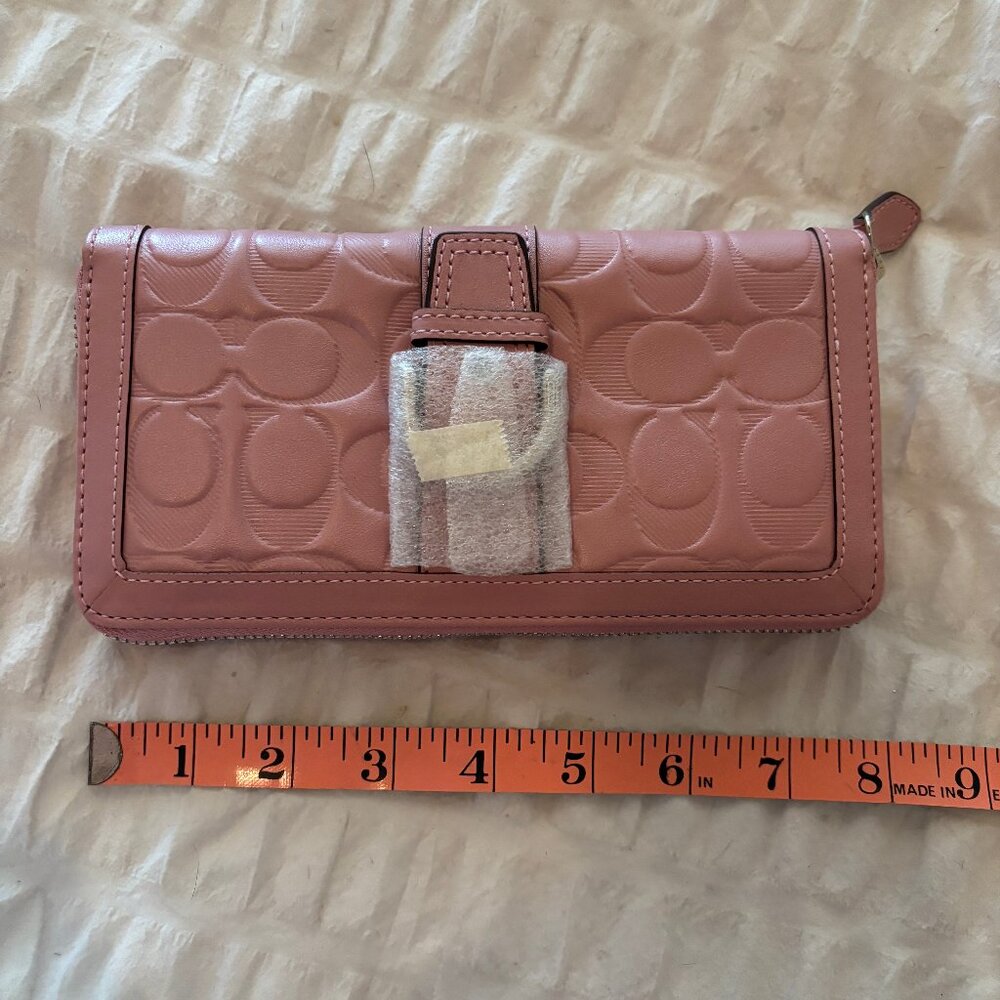 NWT VINTAGE Authentic Coach Signature Embossed Patent Leather Accordion Wallet. 